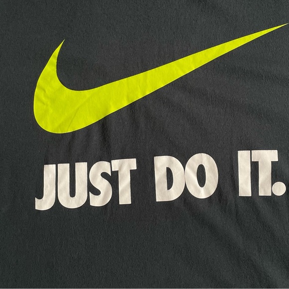 Nike Men’s Just Do It Grey Green Short Sleeve T-Shirt - Picture 2 of 5